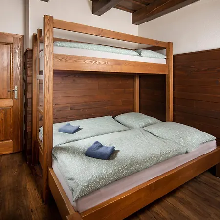 Aram Kubinska Hola *