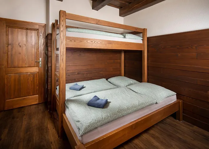 Aram Kubinska Hola *